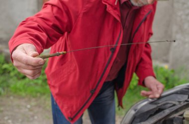 Yaşlı adam arabayı tamir