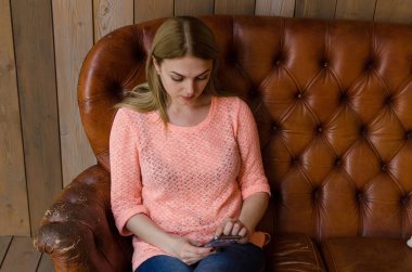 Cep telefonu ile genç kız