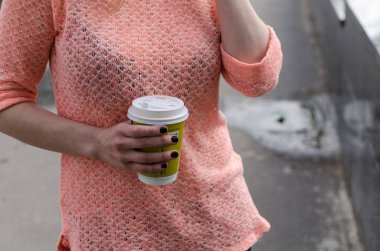 Genç kadın içme kahve