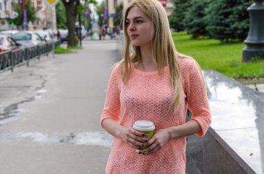 Genç kadın içme kahve