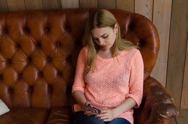 Cep telefonu ile genç kız