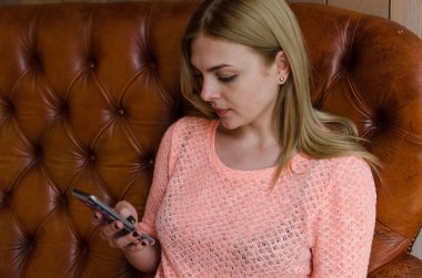 Cep telefonu ile genç kız