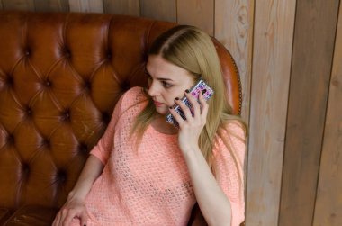 Cep telefonu ile genç kız