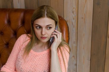 Cep telefonu ile genç kız