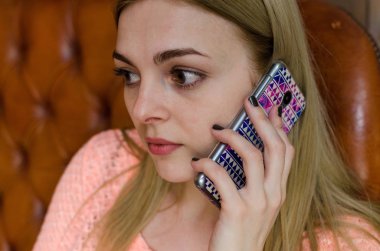 Cep telefonu ile genç kız