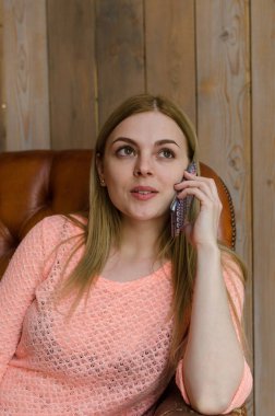 Cep telefonu ile genç kız