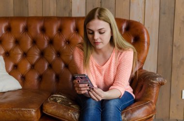 Cep telefonu ile genç kız