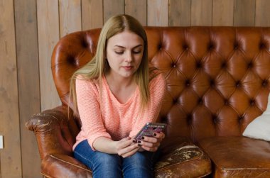 Cep telefonu ile genç kız