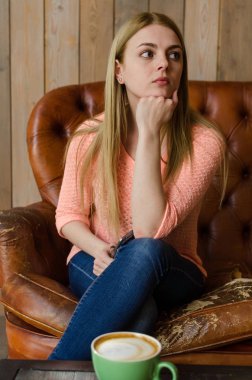 Genç kadın içme kahve