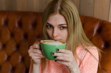 Genç kadın içme kahve