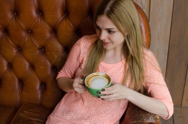 Genç kadın içme kahve