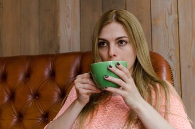 Genç kadın içme kahve