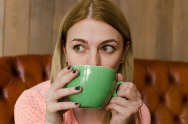 Genç kadın içme kahve