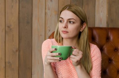 Genç kadın içme kahve