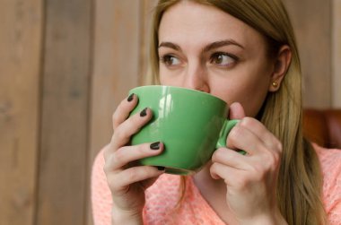 Genç kadın içme kahve