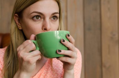 Genç kadın içme kahve