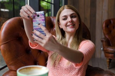 genç kadın kahve ve telefon