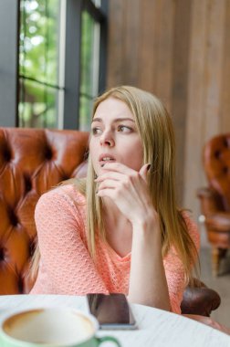 genç kadın kahve ve telefon