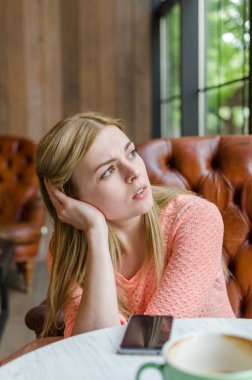 genç kadın kahve ve telefon