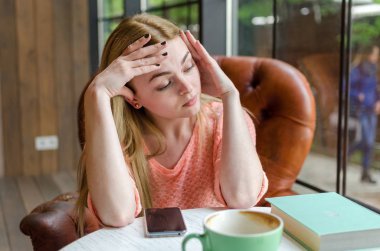 genç kadın kahve ve telefon