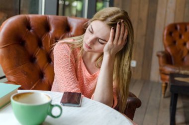 genç kadın kahve ve telefon