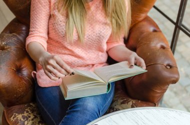 Genç kız kitap ile oturuyor