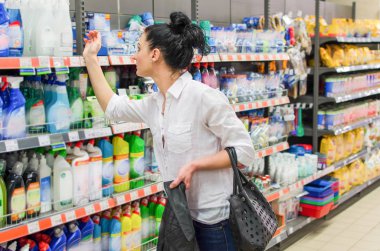 Alışveriş merkezindeki genç kadın.