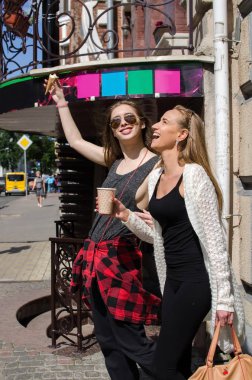 İki kız arkadaşım yürüyor