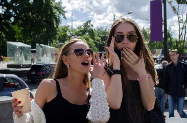 İki kız arkadaşım enjoing zaman birlikte