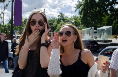 İki kız arkadaşım enjoing zaman birlikte