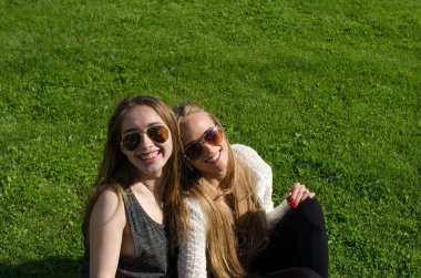 İki kız arkadaşım birlikte vaktinizi