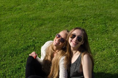 İki kız arkadaşım birlikte vaktinizi