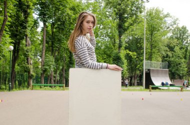 Genç kız ile beyaz bayrak