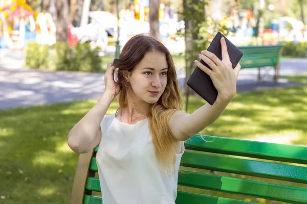 Mujer haciendo selfie en el parque — Foto de Stock