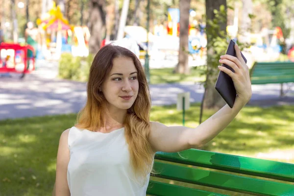 女人在公园里做自拍照 — 图库照片