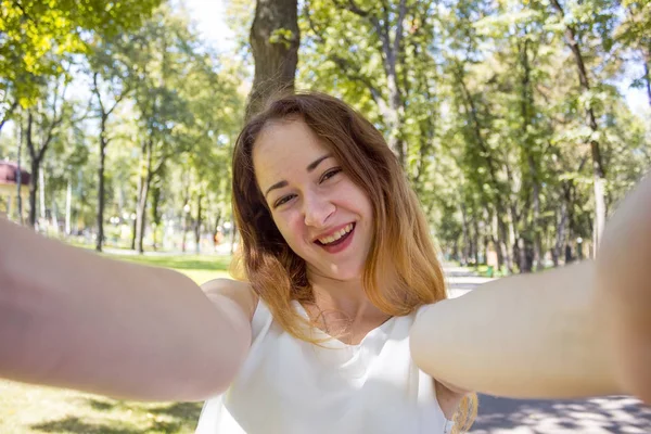 Kvinna att göra selfie i parken — Stockfoto