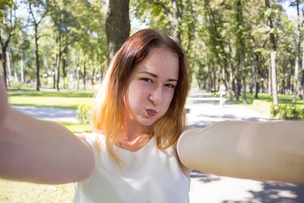 Vrouw selfie maken in het park — Stockfoto