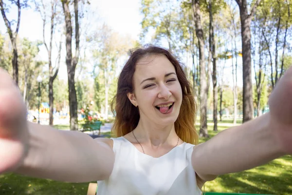 Mujer haciendo selfie en el parque — Foto de Stock