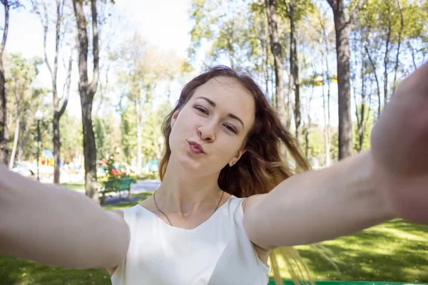 Γυναίκα κάνει selfie στο πάρκο — Φωτογραφία Αρχείου