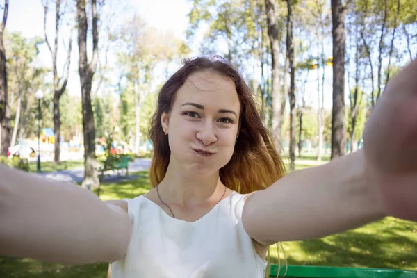 Mujer haciendo selfie en el parque — Foto de Stock