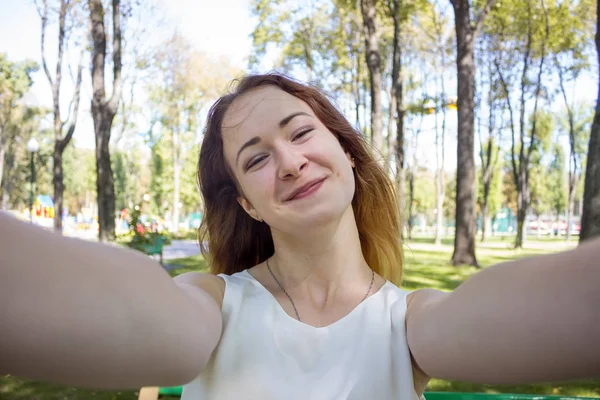 Kvinna att göra selfie i parken — Stockfoto