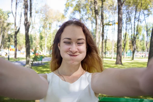 Mujer haciendo selfie en el parque — Foto de Stock