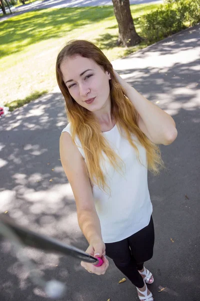 공원에서 selfie를 만드는 여자 — 스톡 사진
