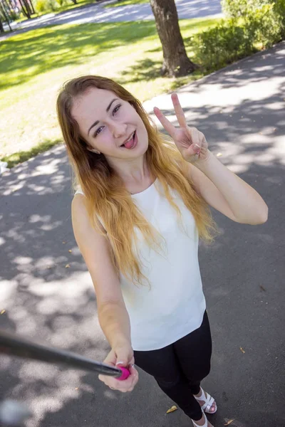 Mujer haciendo selfie en el parque — Foto de Stock