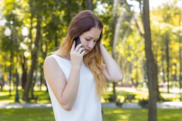 Mujer hablando por teléfono en el parque — Foto de Stock