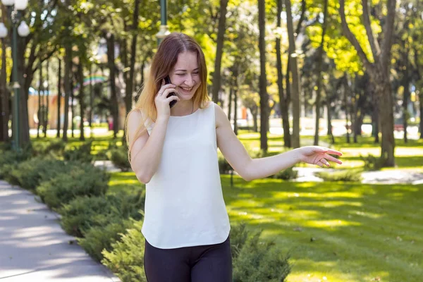 Mujer hablando por teléfono en el parque — Foto de Stock