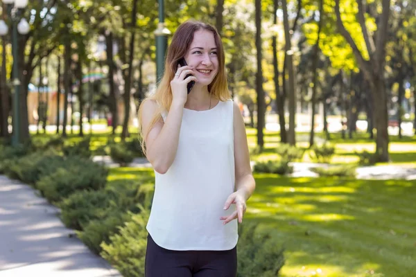 Mulher falando ao telefone no parque — Fotografia de Stock