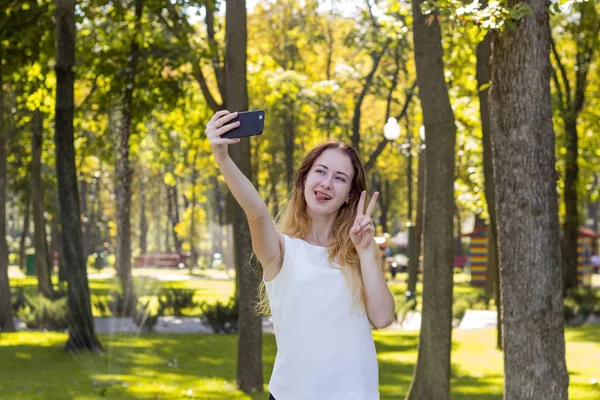 Vrouw selfie maken in het park — Stockfoto