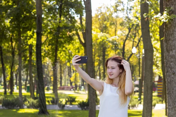 Γυναίκα κάνει selfie στο πάρκο — Φωτογραφία Αρχείου