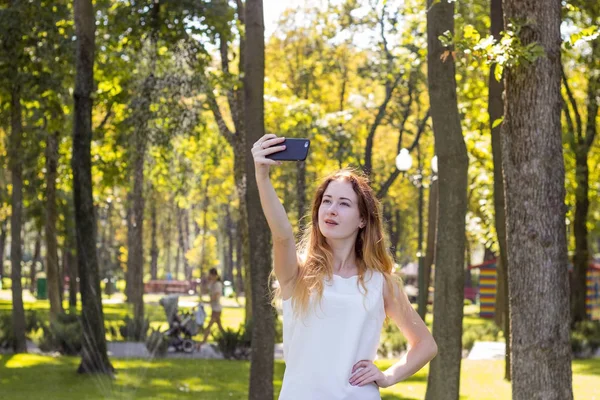 Mujer haciendo selfie en el parque — Foto de Stock